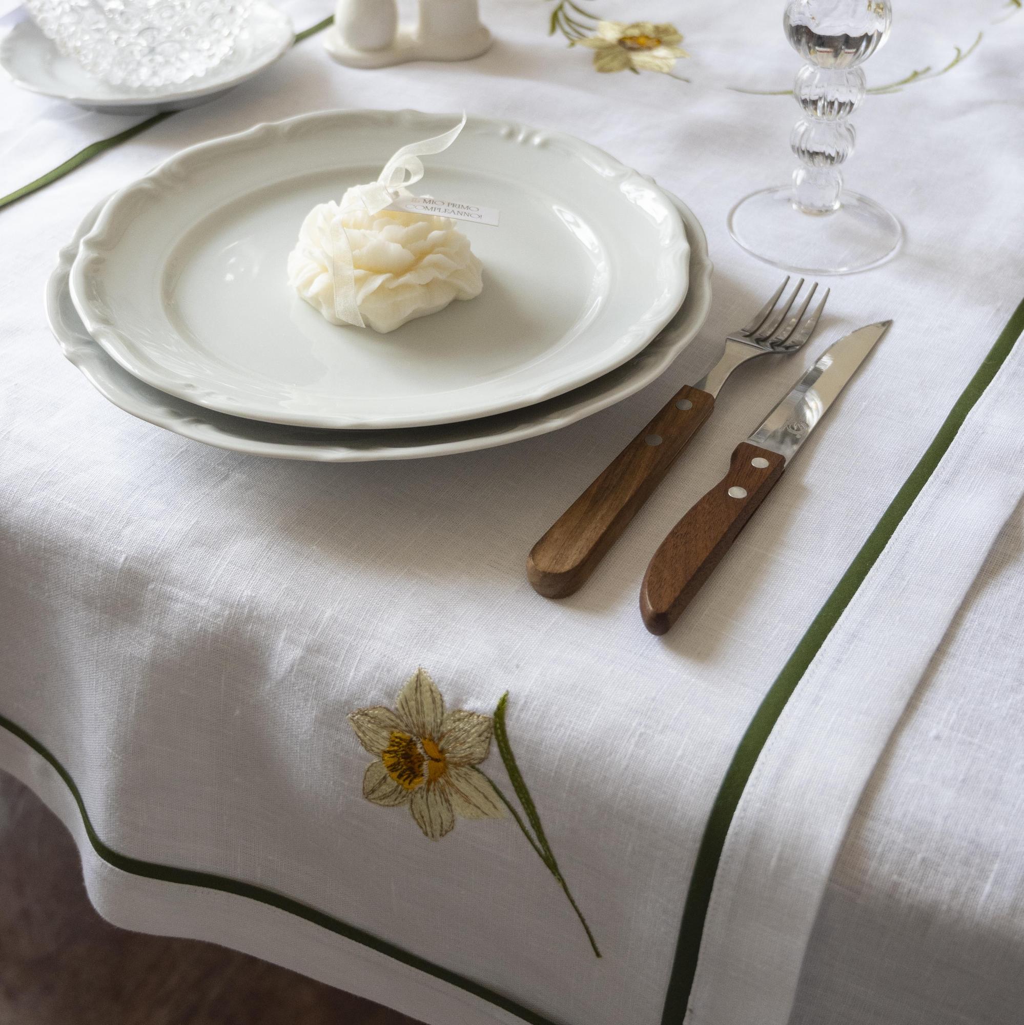 Раннер Белый с кантом и вышивкой Нарцисс