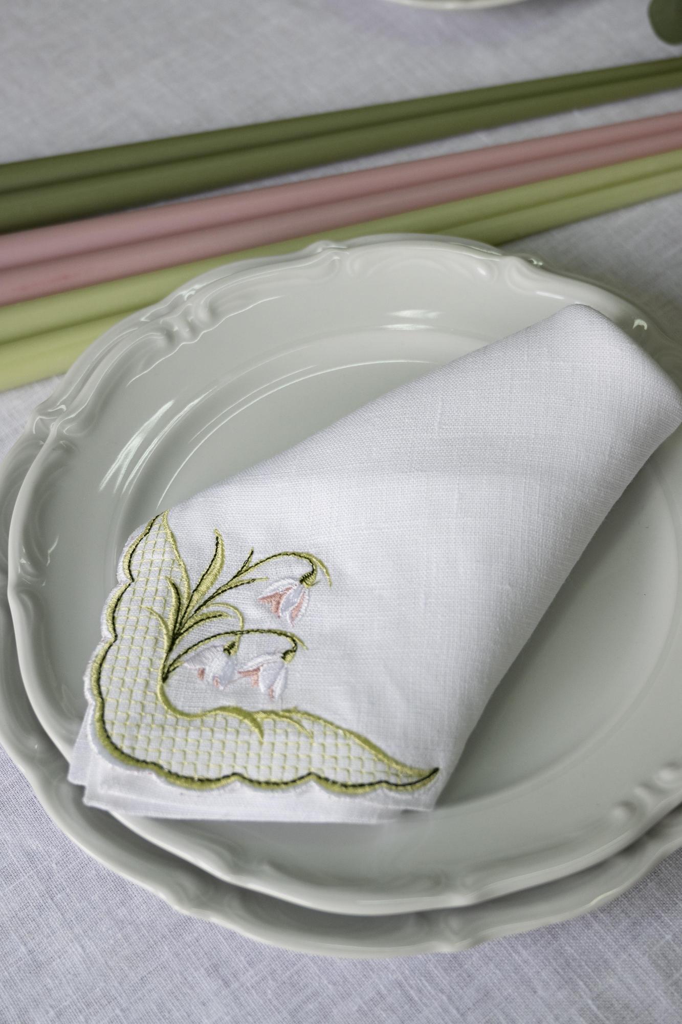 Комплект салфеток оттенок Белый с вышивкой Подснежники