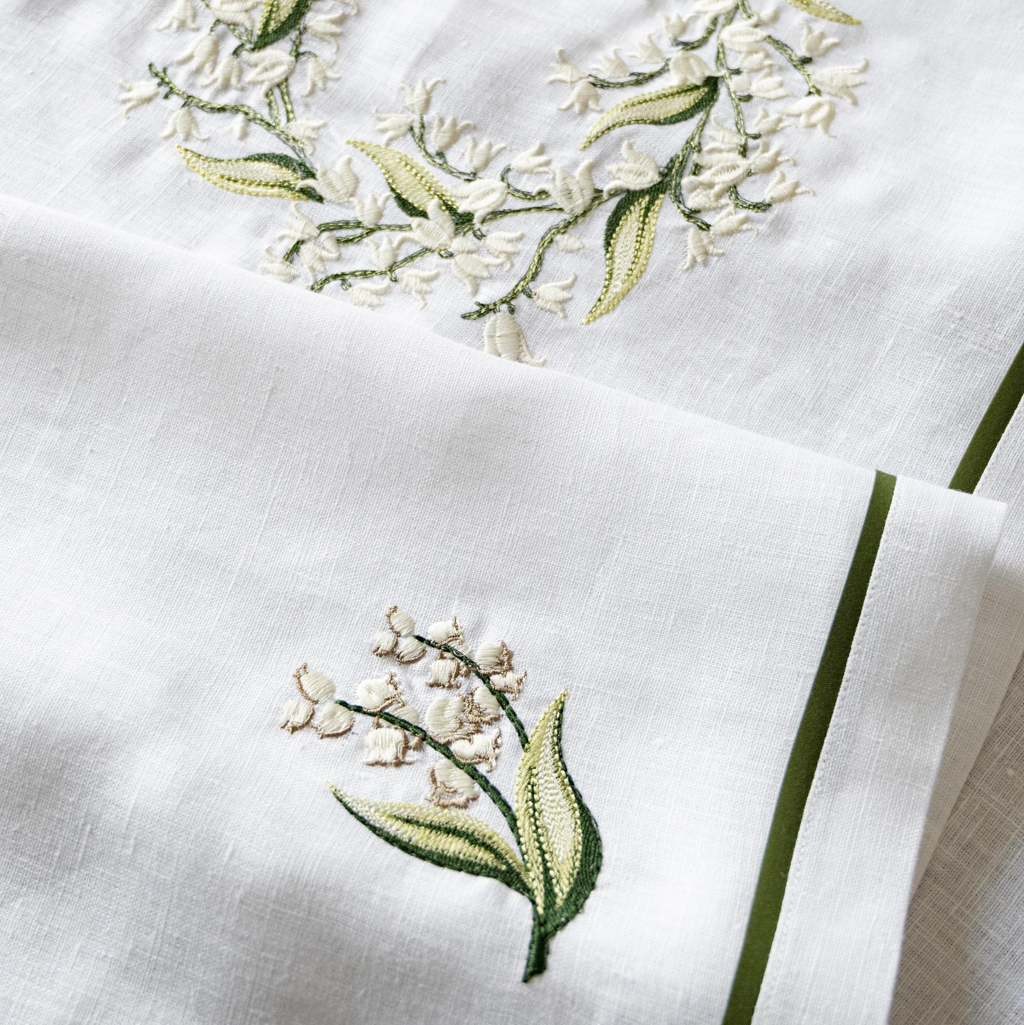 Раннер Белый с кантом и вышивкой Ландыш