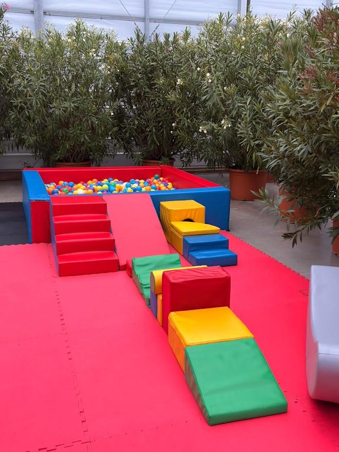 "CLASIC" IGLU baseins ar 3000 bumbām, klučiem un šūpolēm