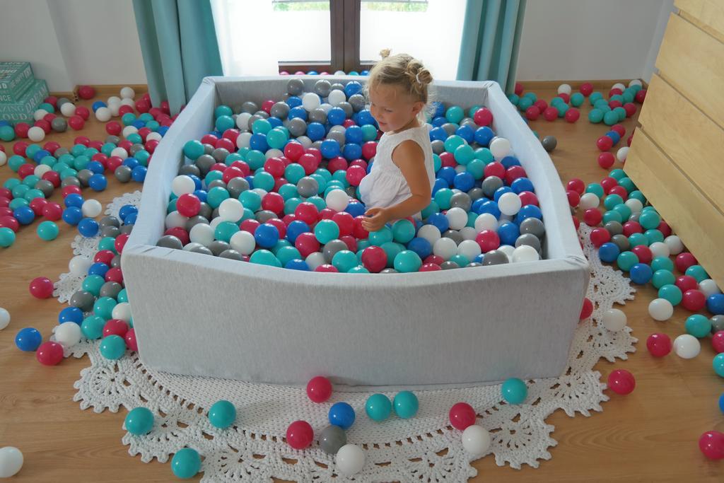 Mīkstais kvadrātveida baseins ar 700 bumbām