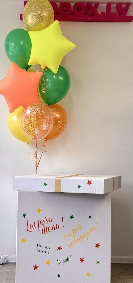 Pārsteiguma kaste ar personalizētu uzrakstu un balonu pušķi