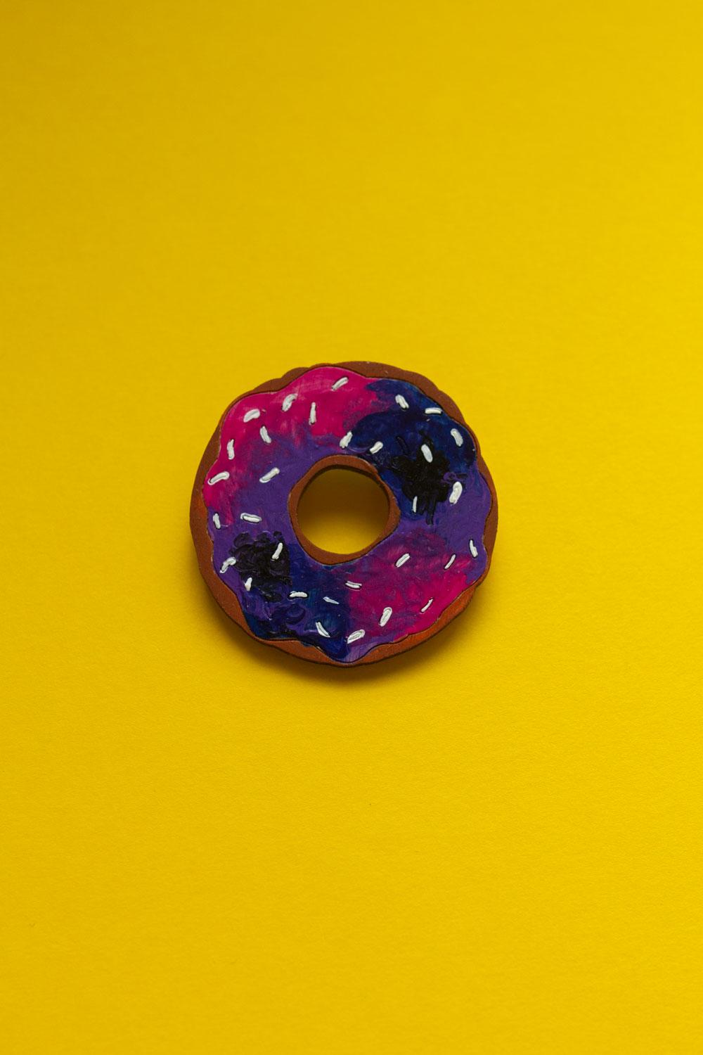 Деревянная брошь с росписью - Розовый пончик. Pink Donut
