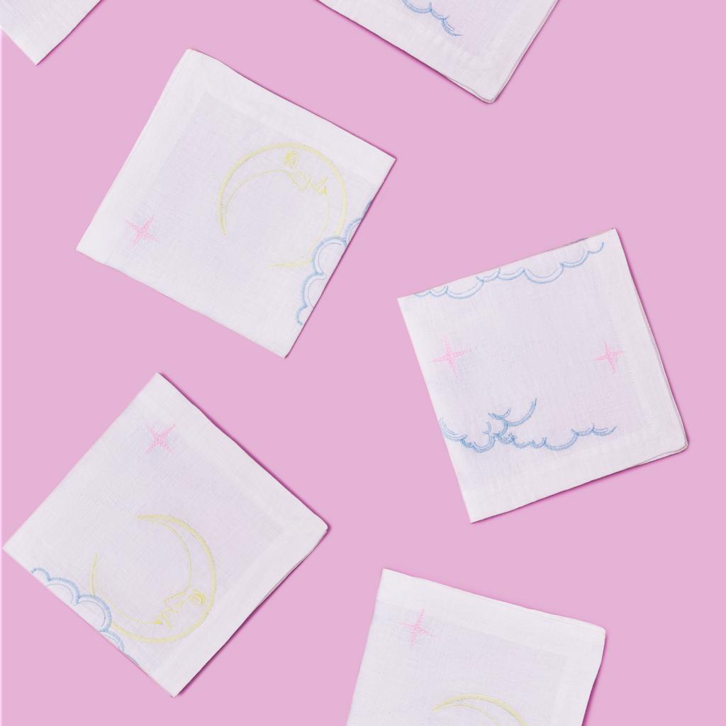 Салфетка столовая  "Месяц в облаках".