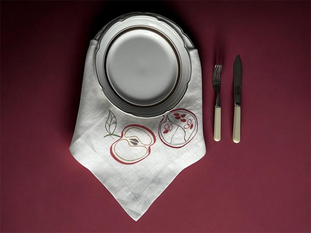Салфетка столовая  "Яблоко -гранат" .