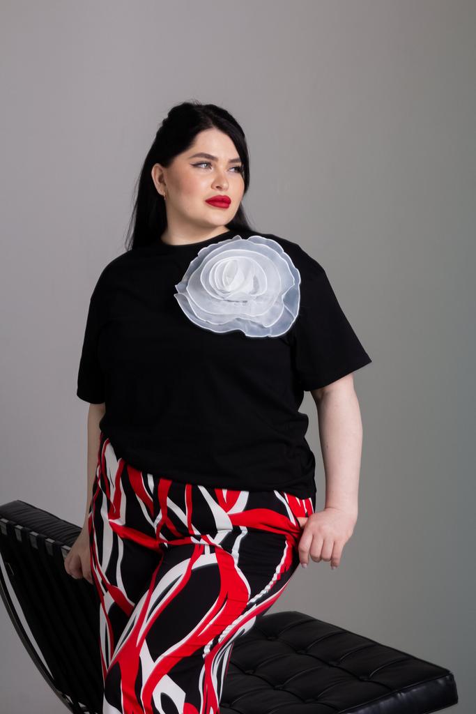 Черный топ прямого силуэта с белым крупным цветком