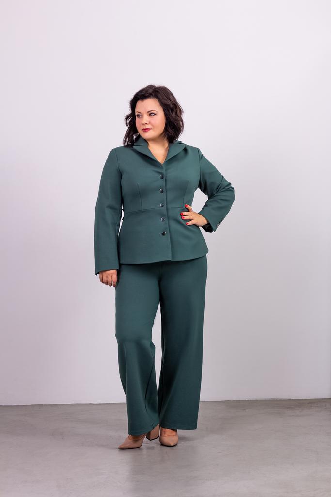 Костюм приталенного кроя