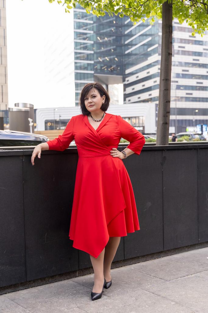 Платье на запах красное