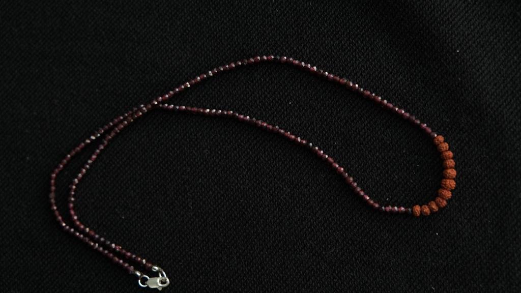 Чокер из граната и рудракши