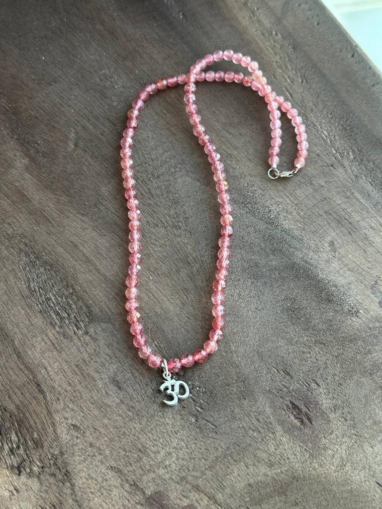 Чокер из клубничного кварца с кулоном ом