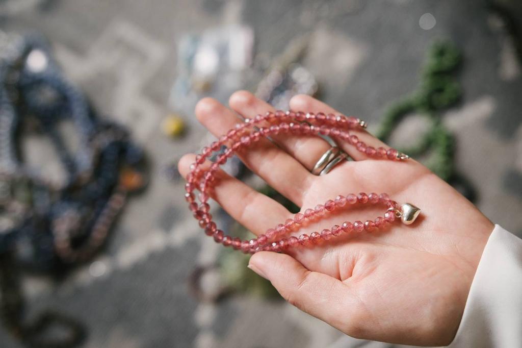 Чокер из клубничного кварца с кулоном-сердцем