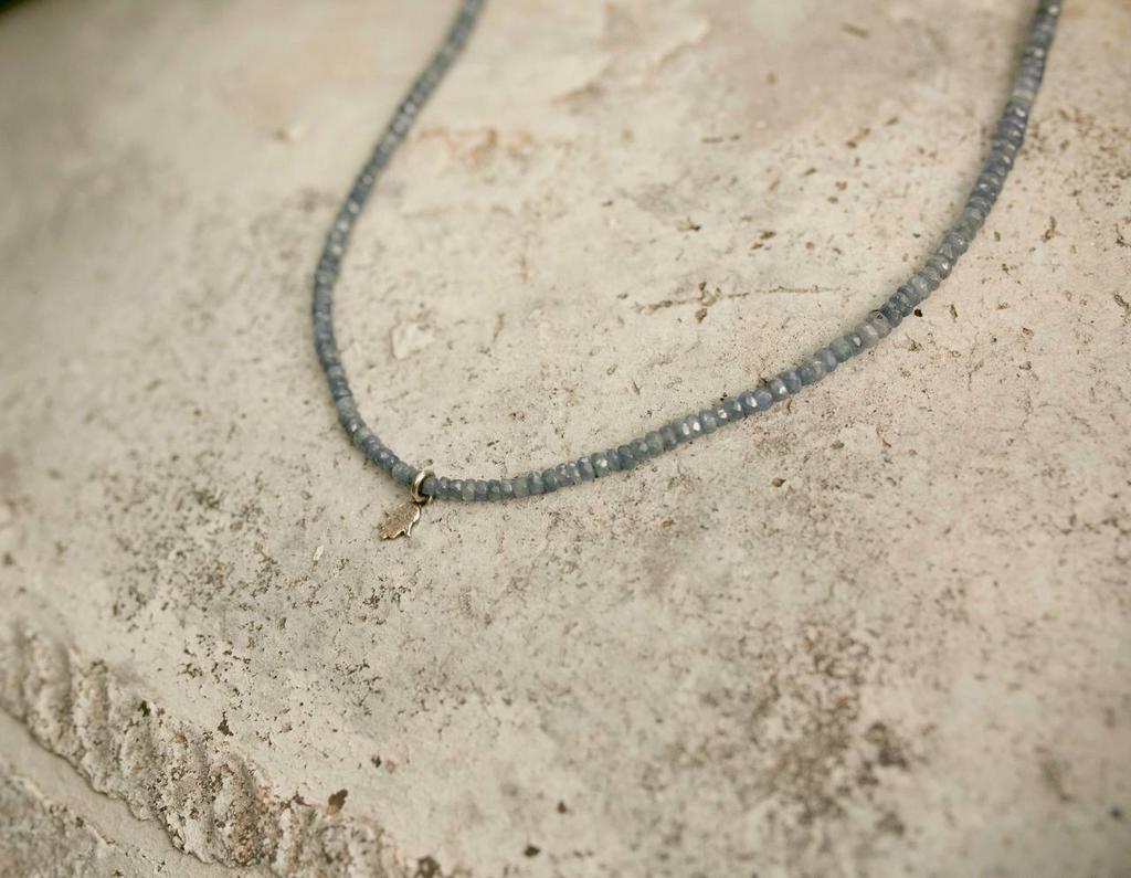 Чокер из сапфира с кулоном «рука Фатимы»