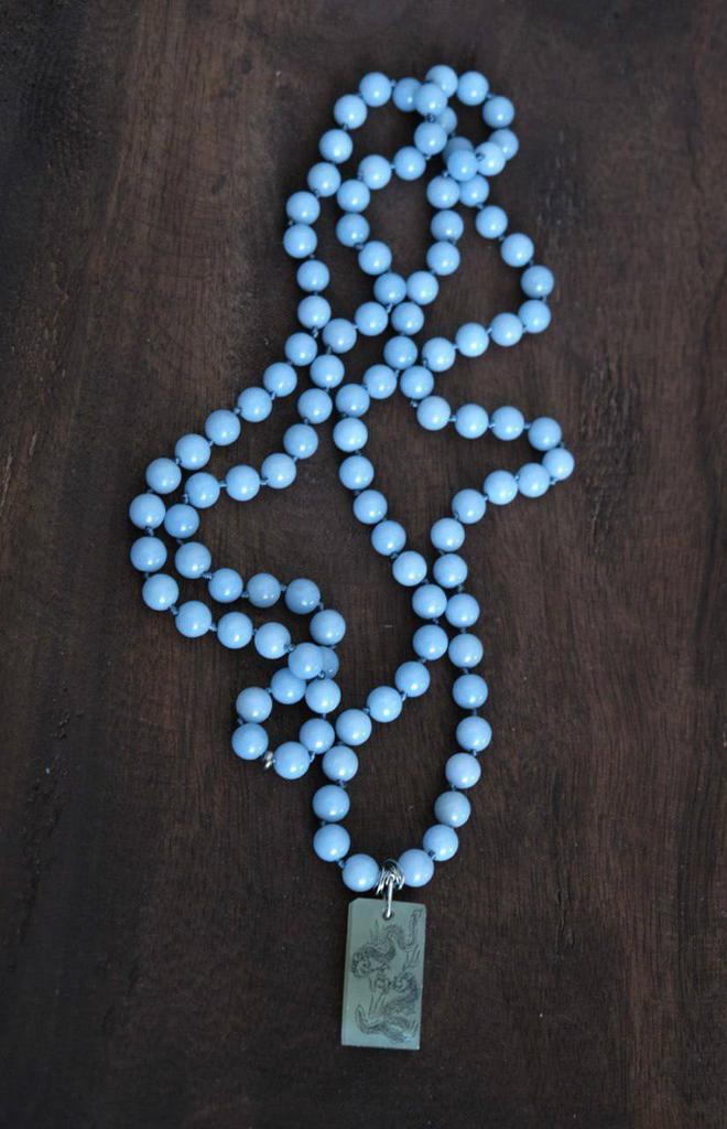 Мала из ангелита 8 мм с подвеской «Дракон» (камень из храма в Гонконге)