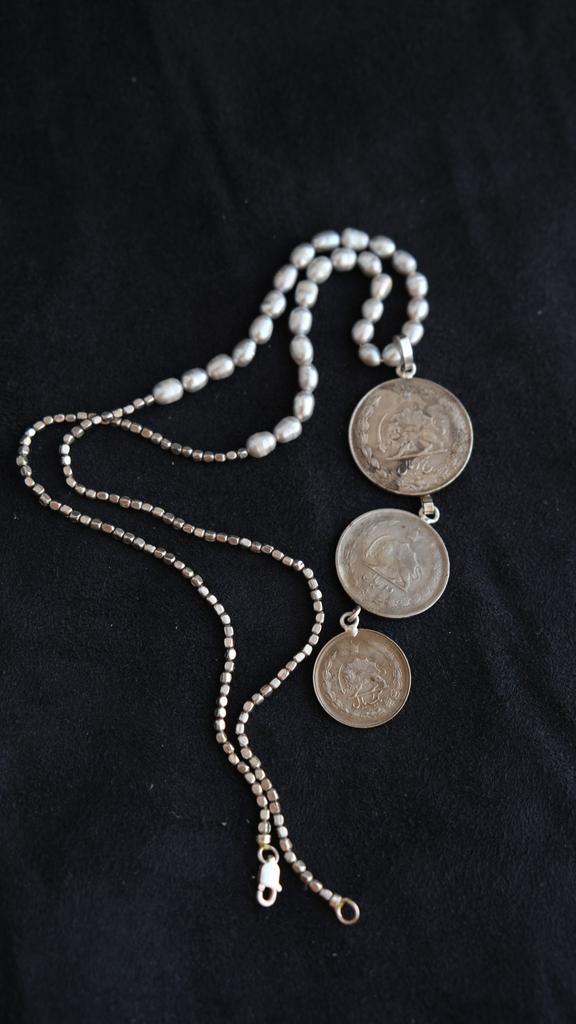 Жемчуг с тремя монетами (Персия)