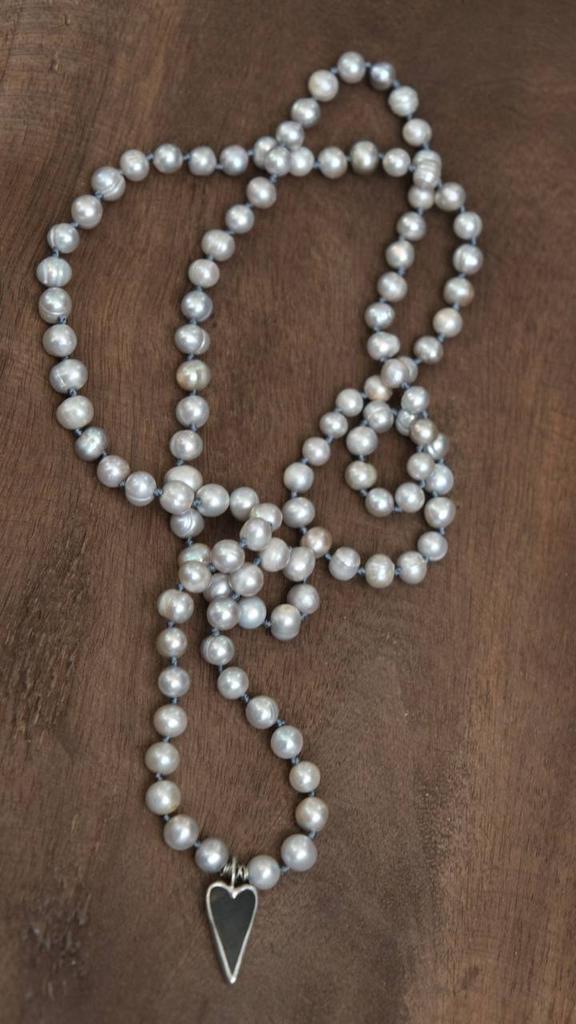 Мала из жемчуга с кулоном-черным сердцем