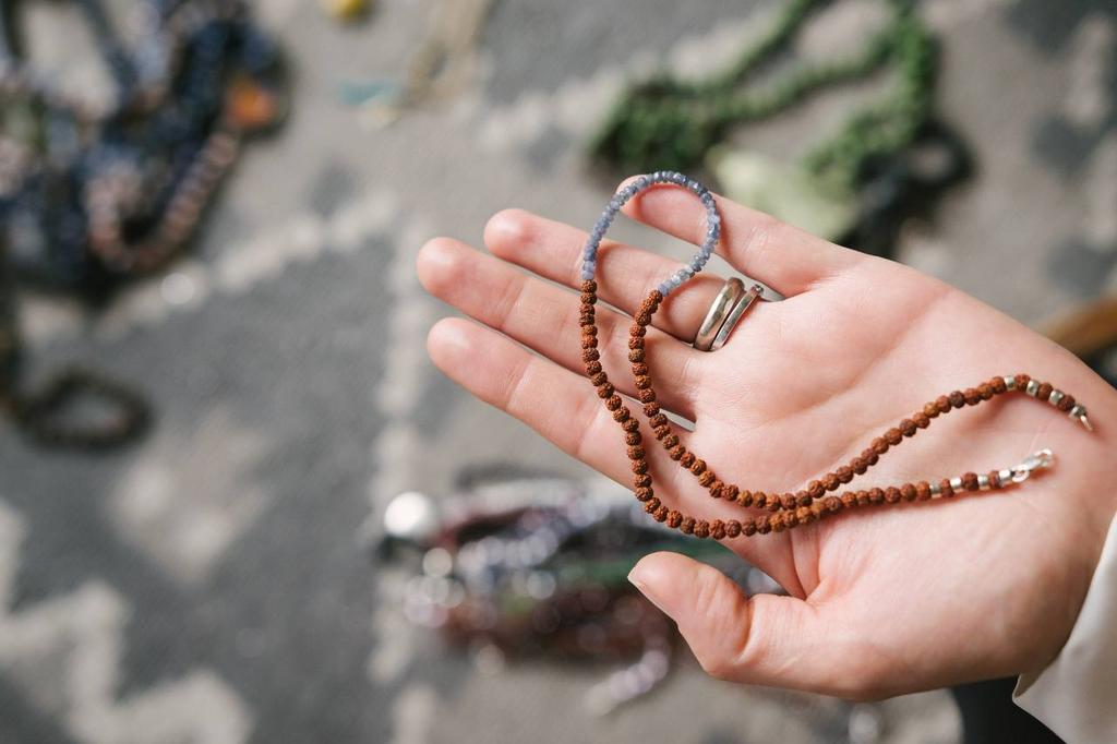 Чокер из рудракши с сапфиром