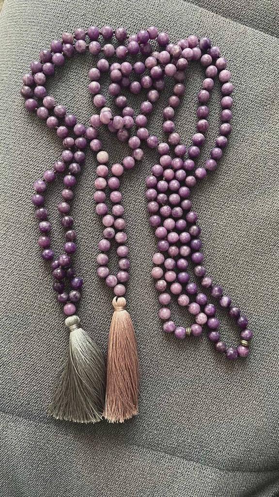 Мала из сиреневого лепидолита 8 мм