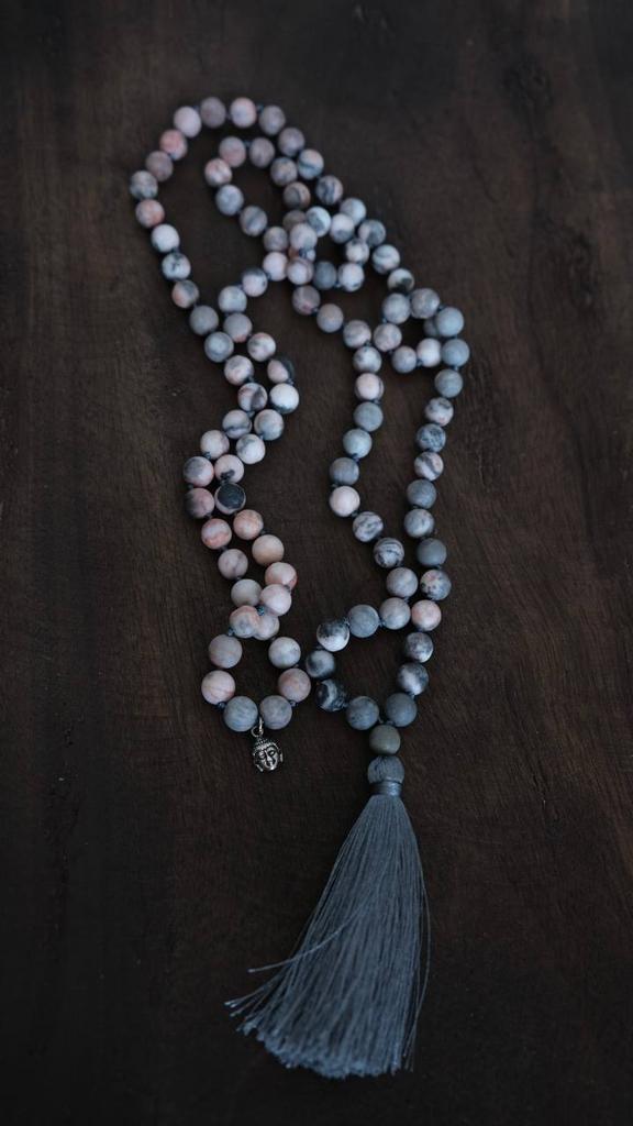 Мала из розовой яшмы с кисточкой