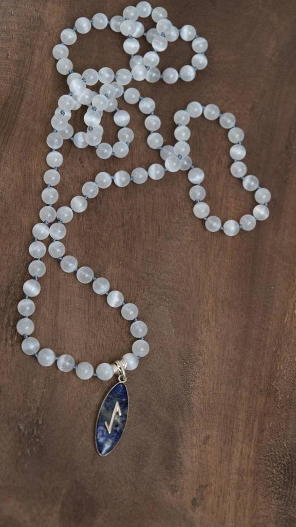 Мала из селенита 8 мм с руной на лабрадорите