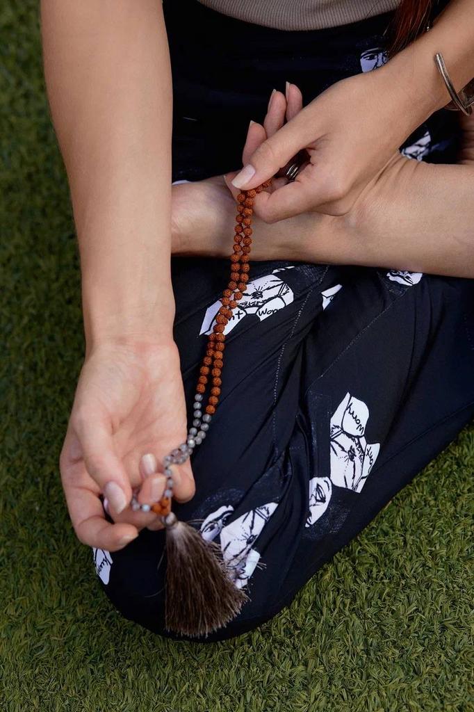 Мала из рудракши и лабрадора 5 мм с розовой кистью