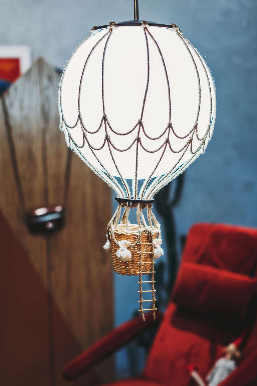 Лампа с шарами. Монгольфьер воздушный шар. Монгольфьер светильник. Люстра воздушные шары. Люс ра в виде воздушного шара.