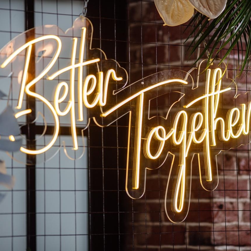 Неоновая надпись "Better together" в аренду 97*65см