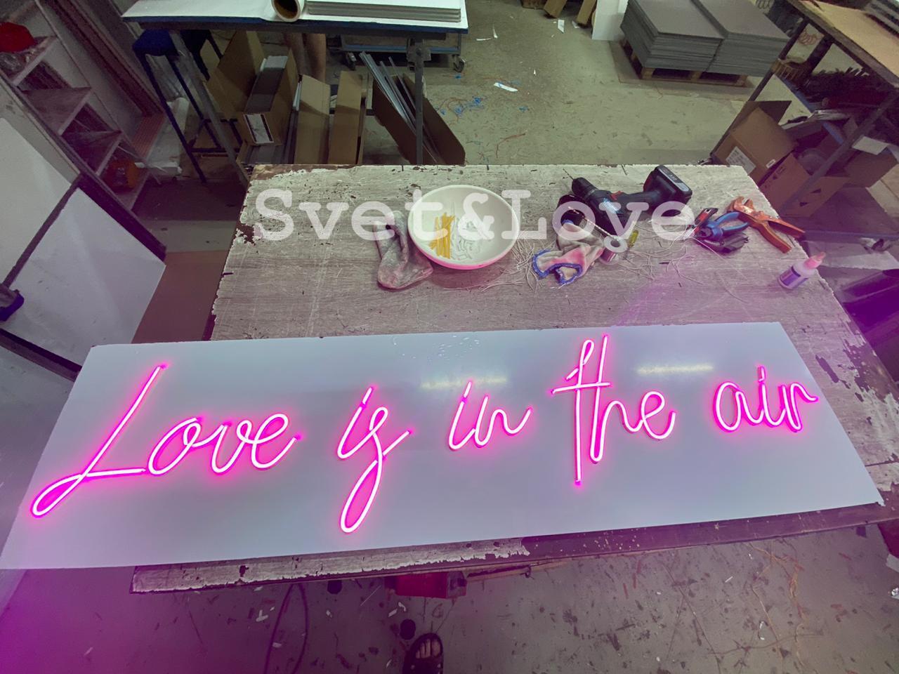 Неоновая надпись "Love is in the air" в аренду 130х34 см