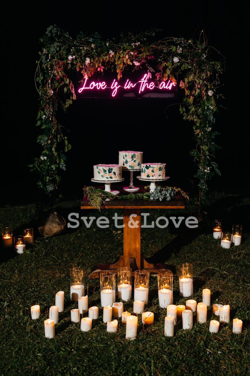 Неоновая надпись "Love is in the air" в аренду 130х34 см