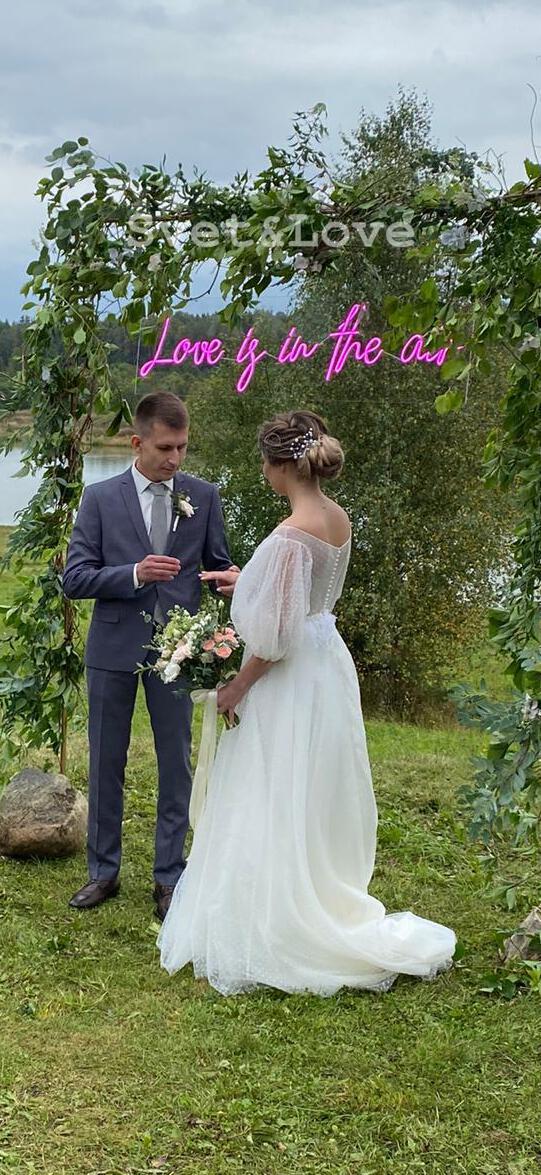 Неоновая надпись "Love is in the air" в аренду 130х34 см