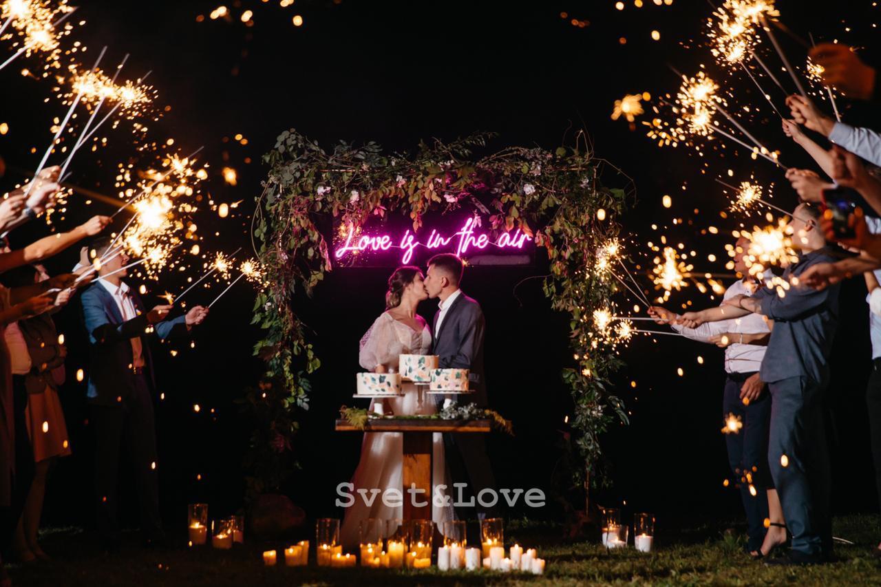Неоновая надпись "Love is in the air" в аренду 130х34 см