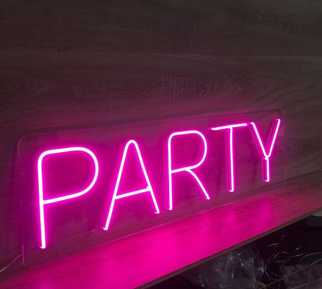 Неоновая вывеска "Party" в аренду 77х23см