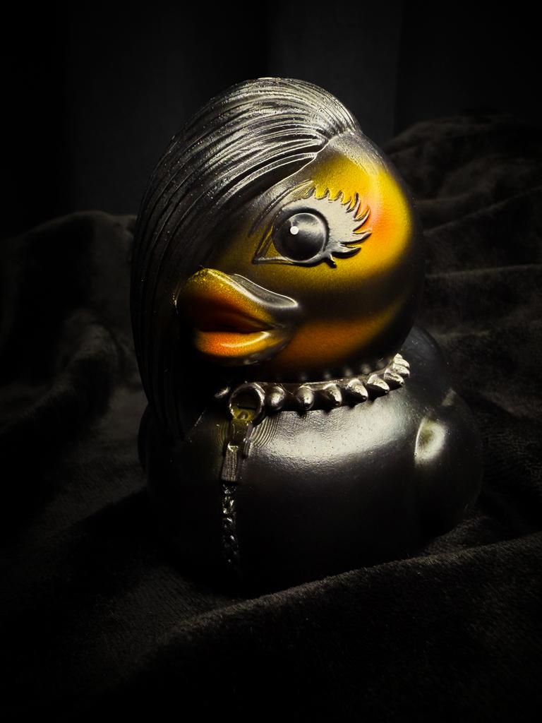 Коллекционная фигурка-уточка «Gothic Punk Duck»