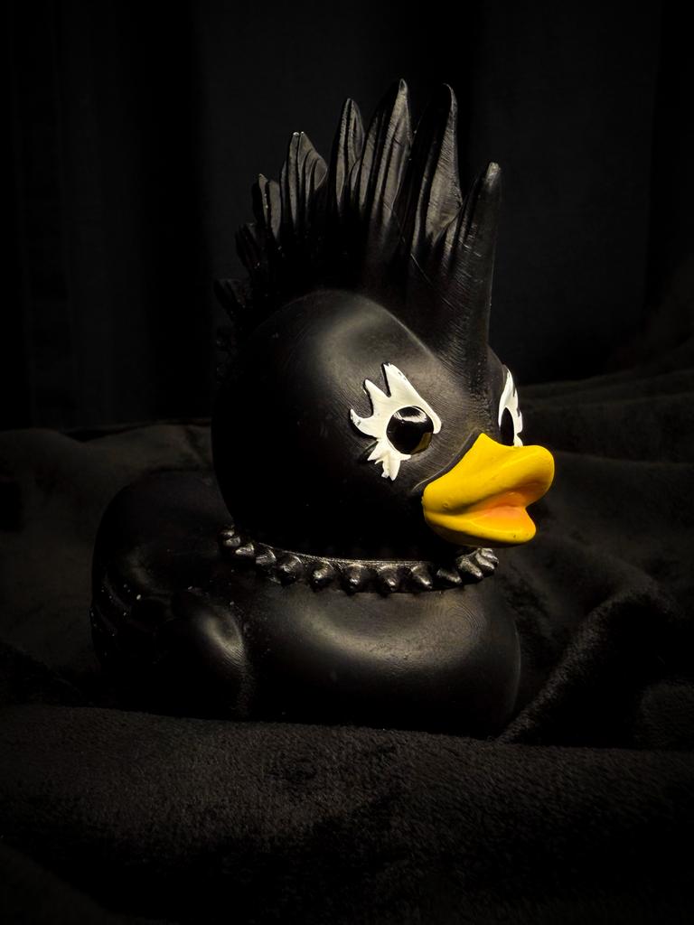 Коллекционная фигурка-уточка «Dark Punk Duck»