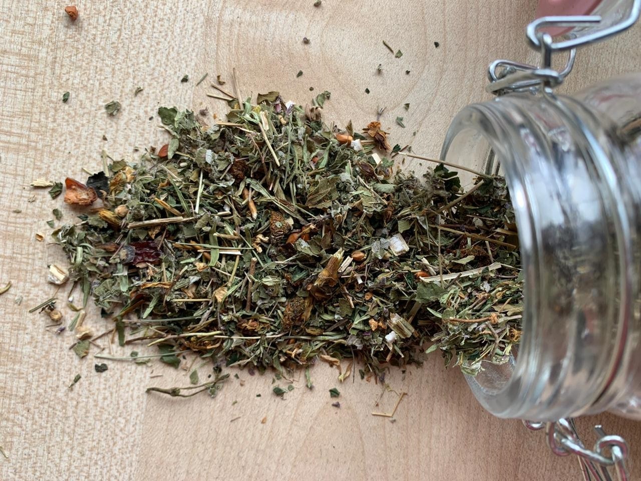 Трава собранная для чая. Травы для заваривания. Заварка трава. Сбор трав для чая. Сухие растений для чая.