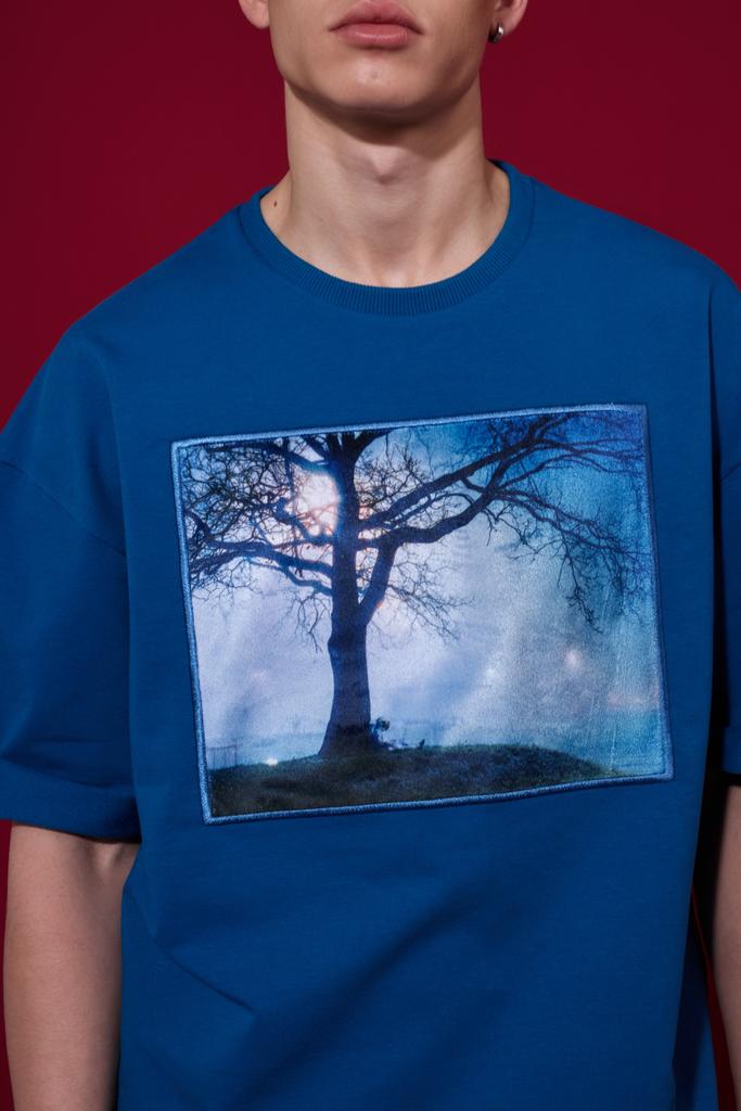 Футболка  "Astronaut under the tree", бирюзовая