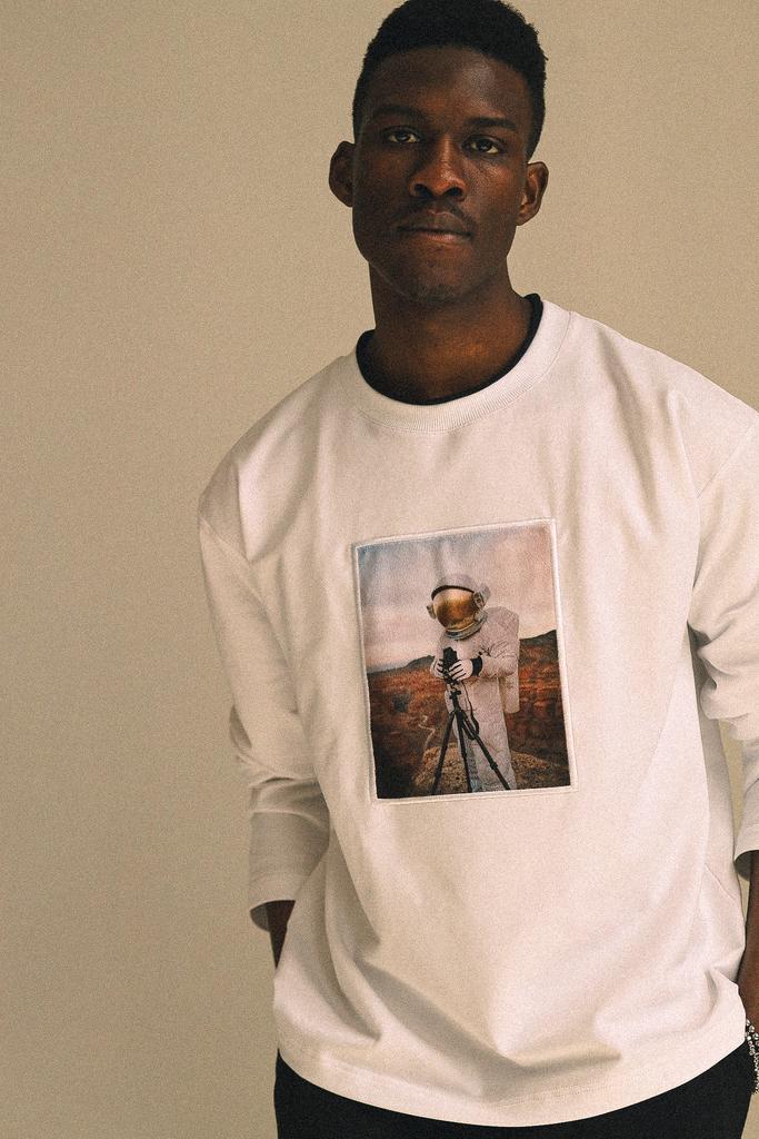 Лонгслив с принтом "Astronaut with Film Camera"