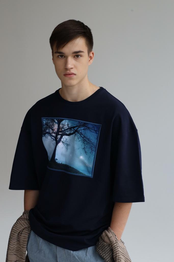 Футболка adult size "Astronaut under the tree", синяя