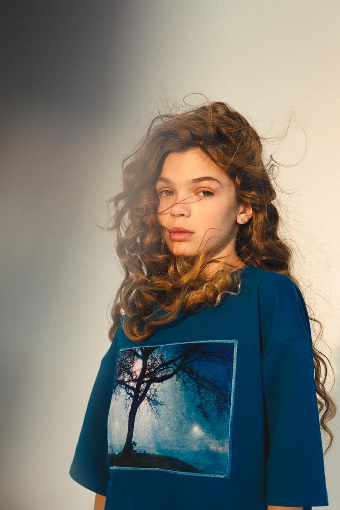 Футболка с принтом "Astronaut under the tree", синяя