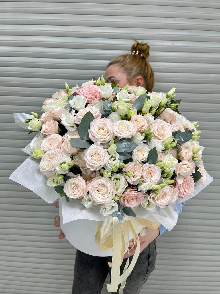 Коробка из пионовидных кустовых роз и эустомы