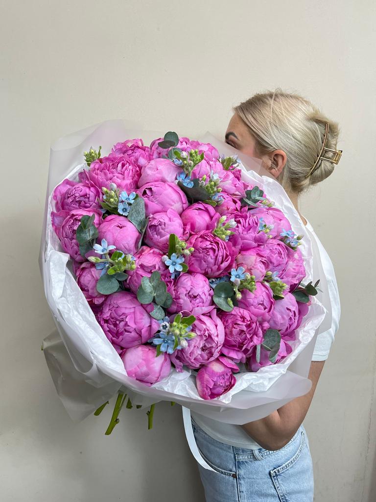 Букет из розовых пионов