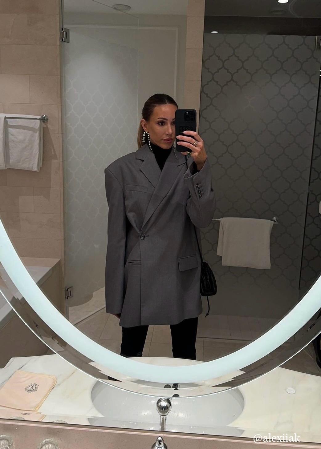 All > Oversized blazer Buy from e-shop All > Oversized blazer Buy from e-shop
