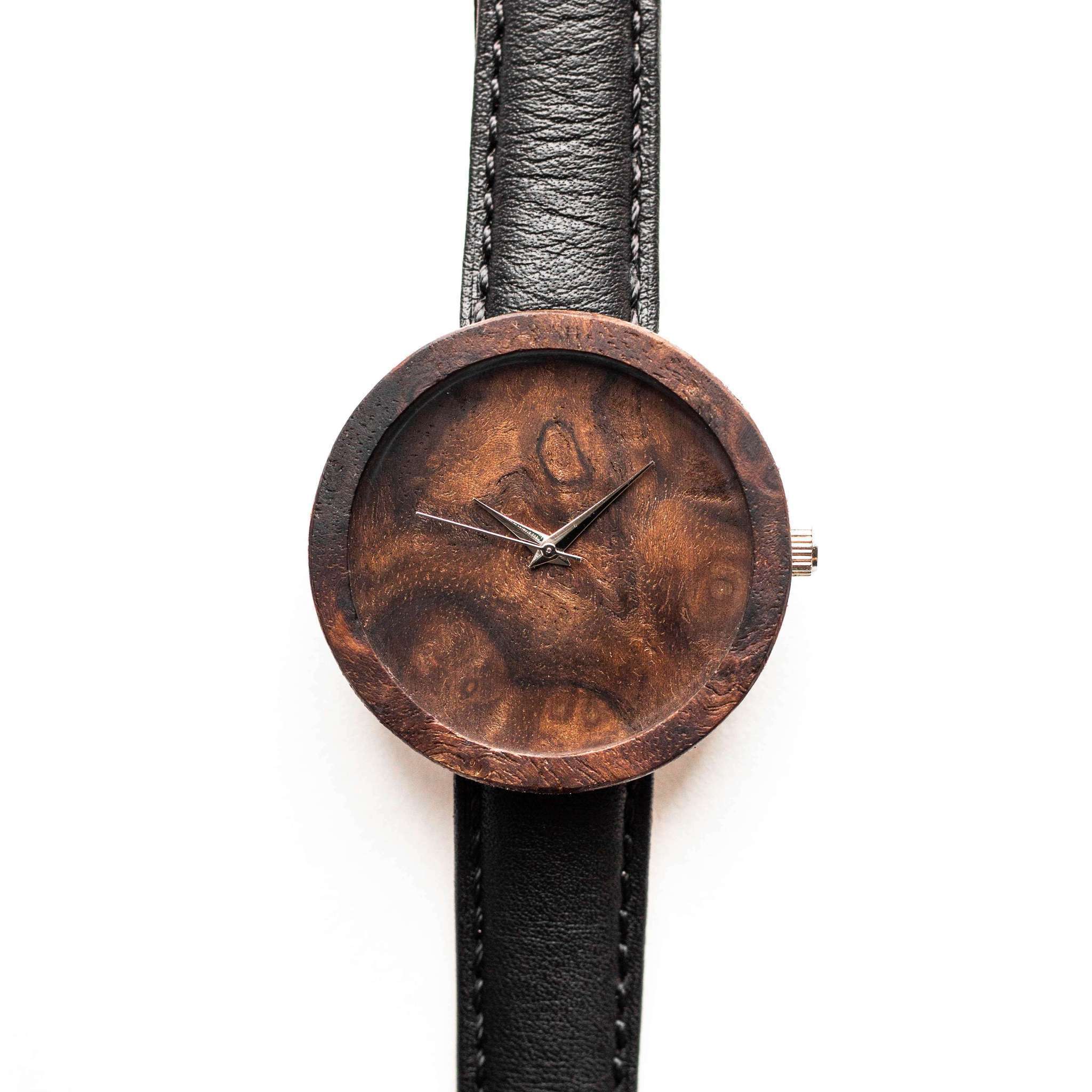 Круглый корпус часов. Наручные часы из дерева. Наручные часы из ценных пород древесины. Часы с деревом на циферблате наручные. Кап изделия часы.