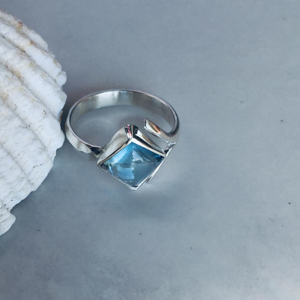 Кольцо с голубым топазом ромб
