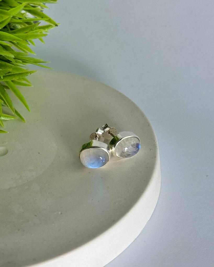 Серьги-гвоздики с лунным камнем