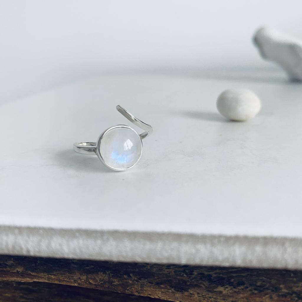 Кольцо с лунным камнем