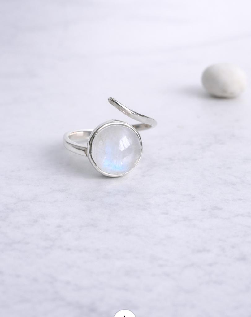 Кольцо с лунным камнем