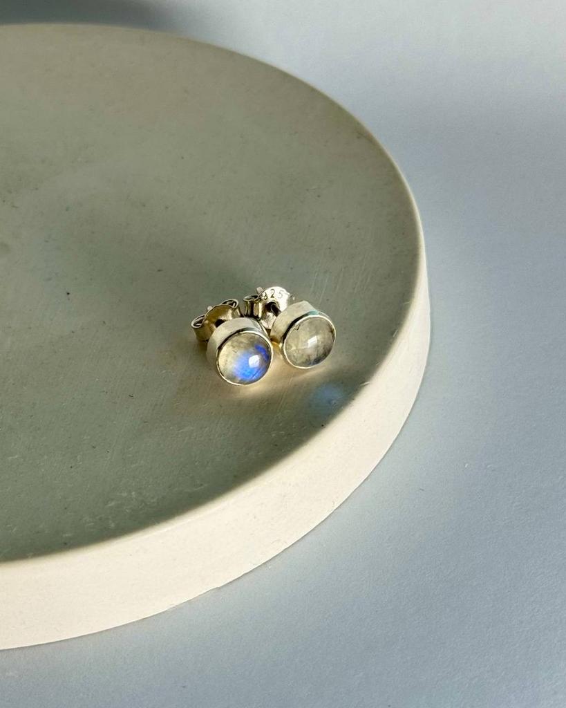 Серьги-гвоздики с лунным камнем круг