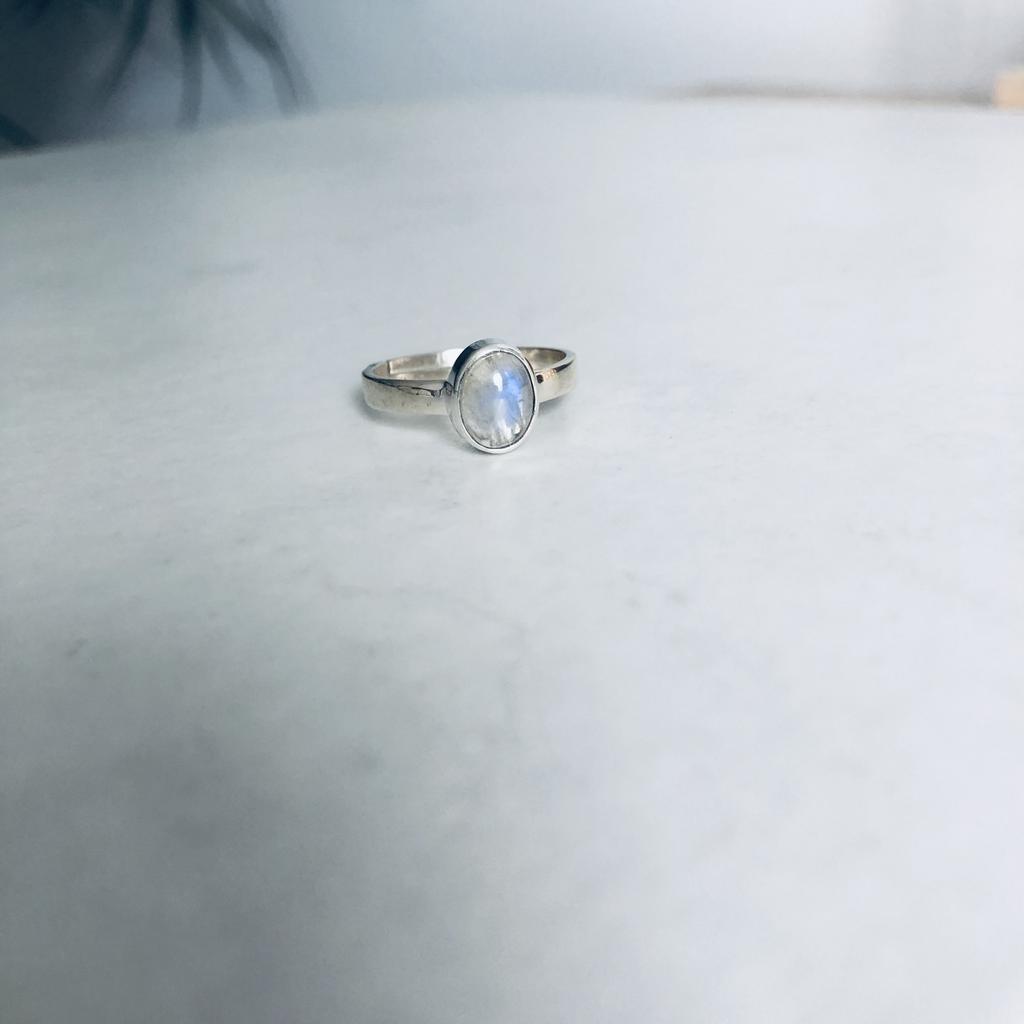 Кольцо с лунным камнем