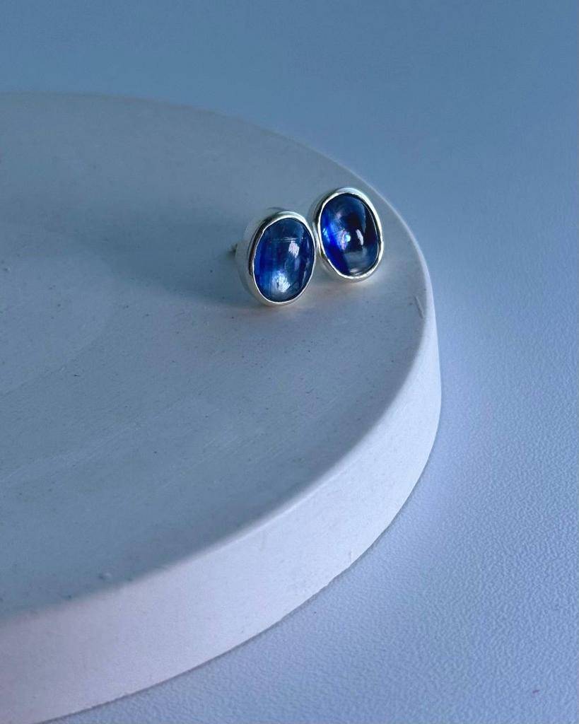 Серьги-гвоздики с кианитом овал