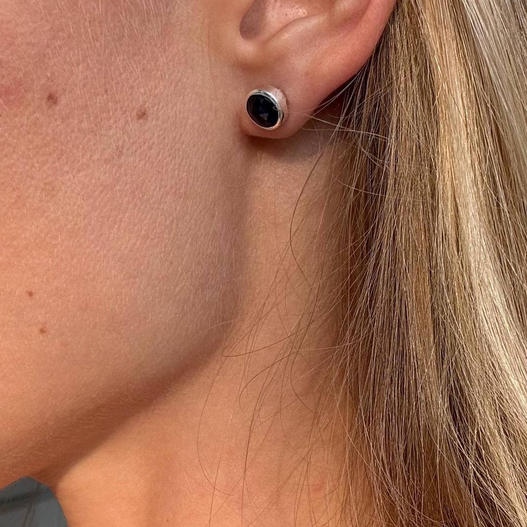 Серьги-гвоздики с кианитом в шахматной огранке